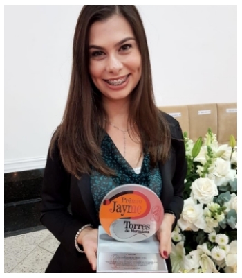 noticia-content-egressa_premio_farmacia.jpg