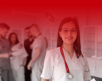 Estudante de fisioterapia em ambiente clínico, com colegas ao fundo e expressão confiante.