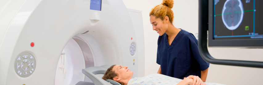 Técnica em radiologia acompanha paciente em exame de tomografia em ambiente clínico moderno.